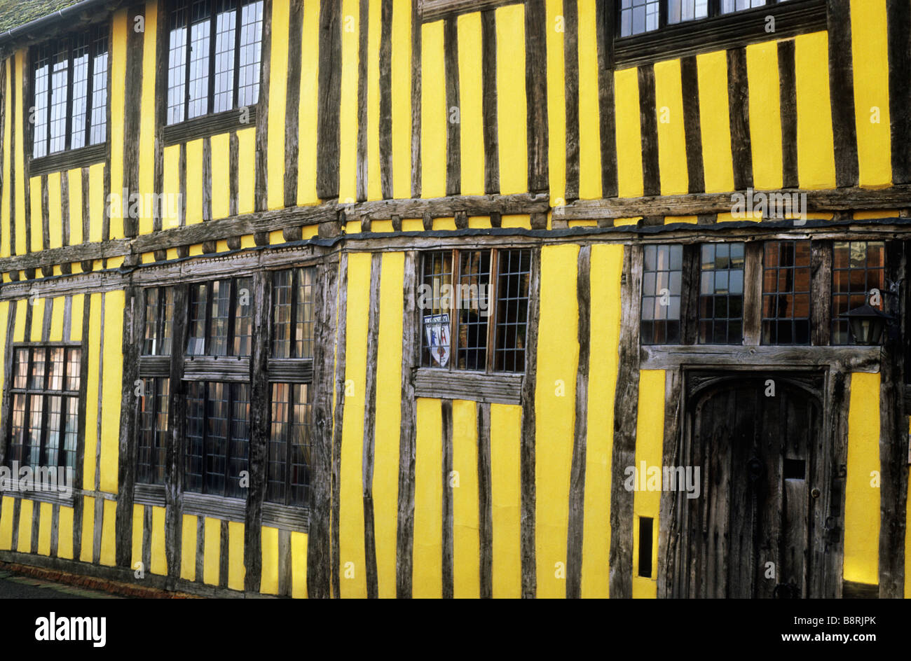 Maison à colombages lavé couleur Lavenham Suffolk Street de l'eau bâtiments classés Tudor Anglais ville laine intérieur médiéval Banque D'Images