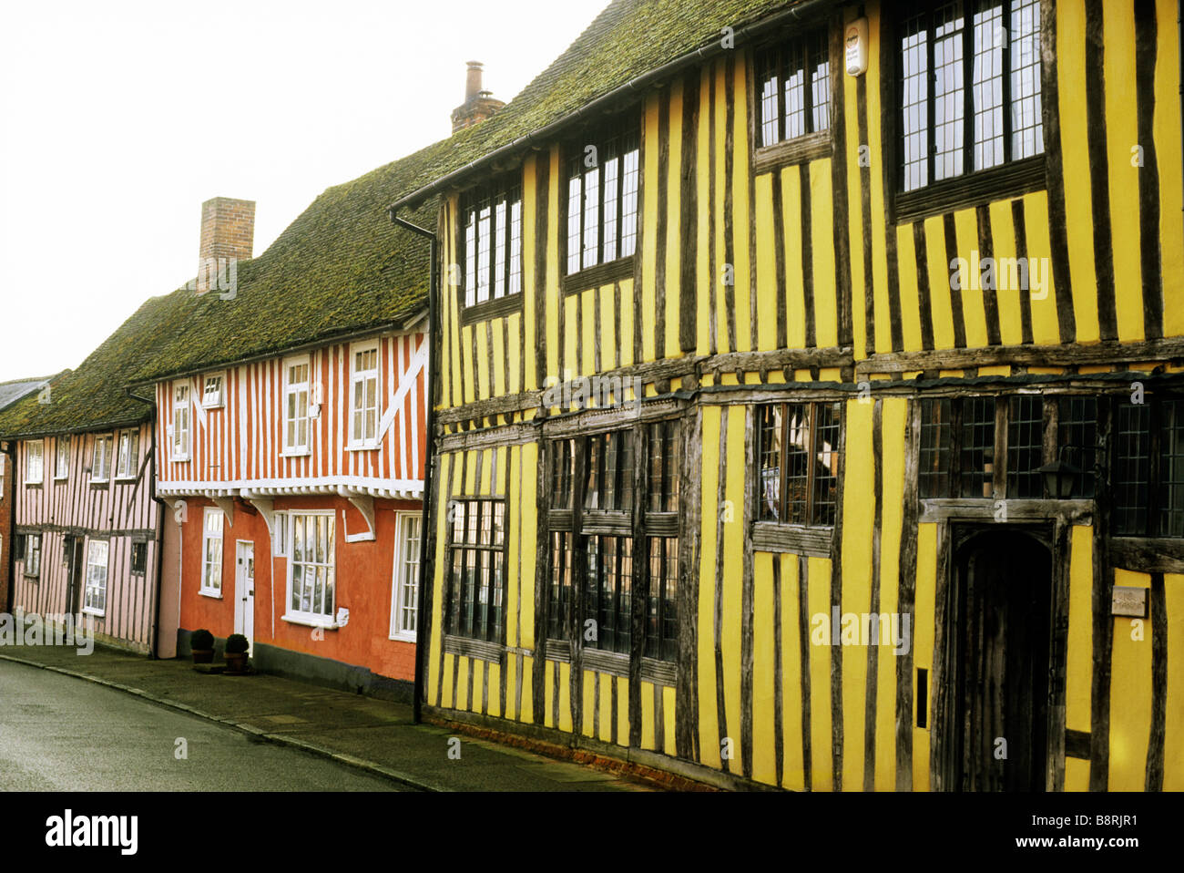 Maisons à colombages lavé couleur chambre Lavenham Suffolk Street de l'eau bâtiments classés Tudor Anglais ville laine intérieur médiéval Banque D'Images