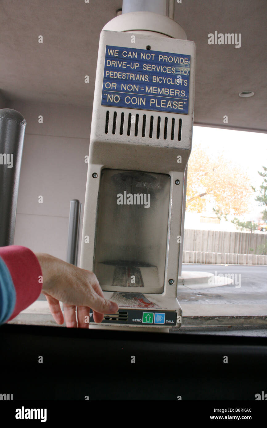 La vue du pare-brise de voiture à conduire par l'intermédiaire de la banque Banque D'Images