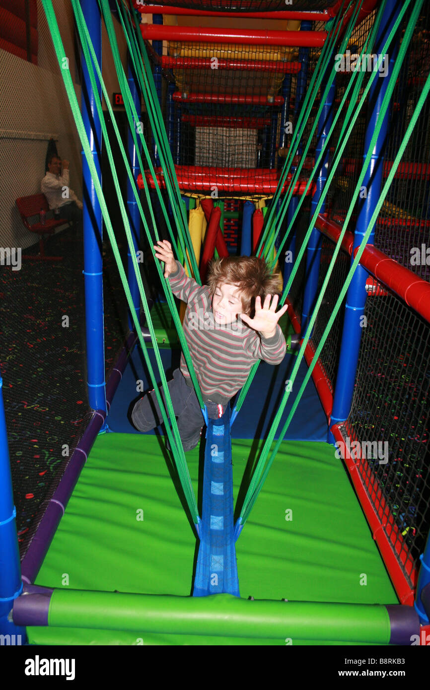 Un garçon de six ans qui tombe sur une balance, de sport, de jeu intérieure Albuquerque, New Mexico, USA Banque D'Images Un garçon de six ans qui tombe sur une balance, de sport, de jeu intérieure Albuquerque, New Mexico, USA Banque D'Images