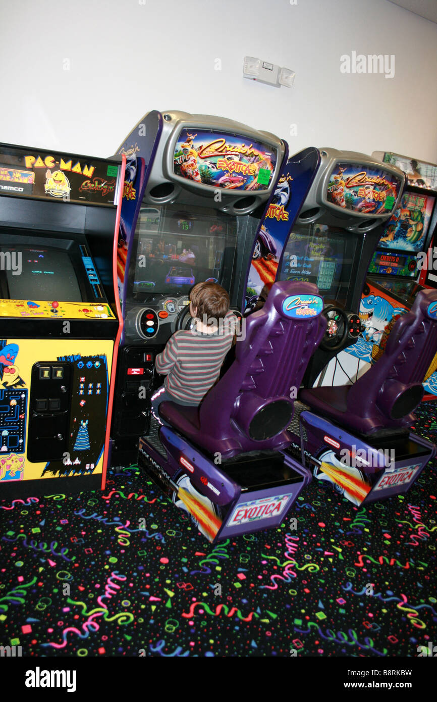 Enfant jouant au volant jeu arcade en voiture Photo Stock - Alamy