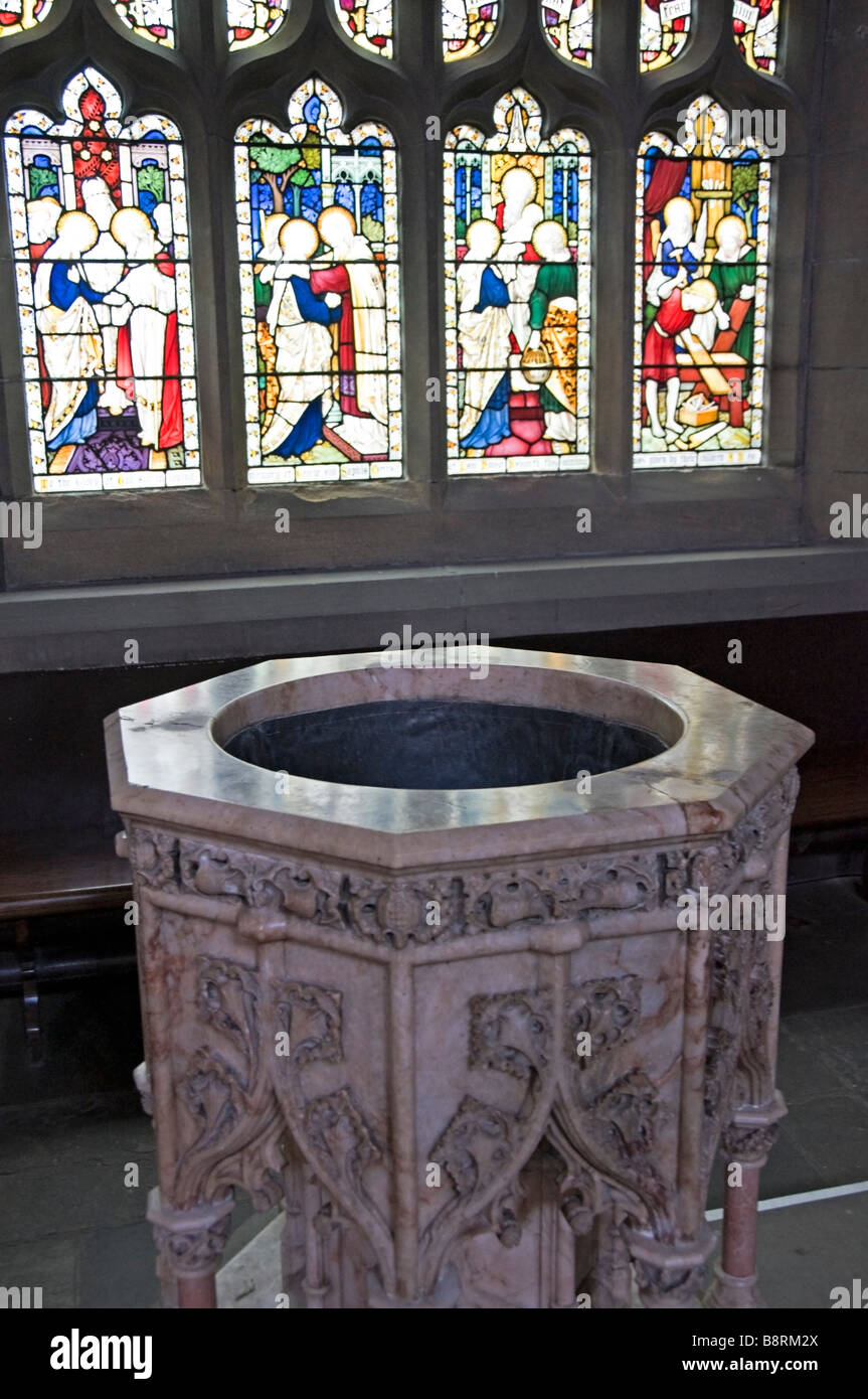 Font dans l'église de St Michael and All Angels Howarth Banque D'Images