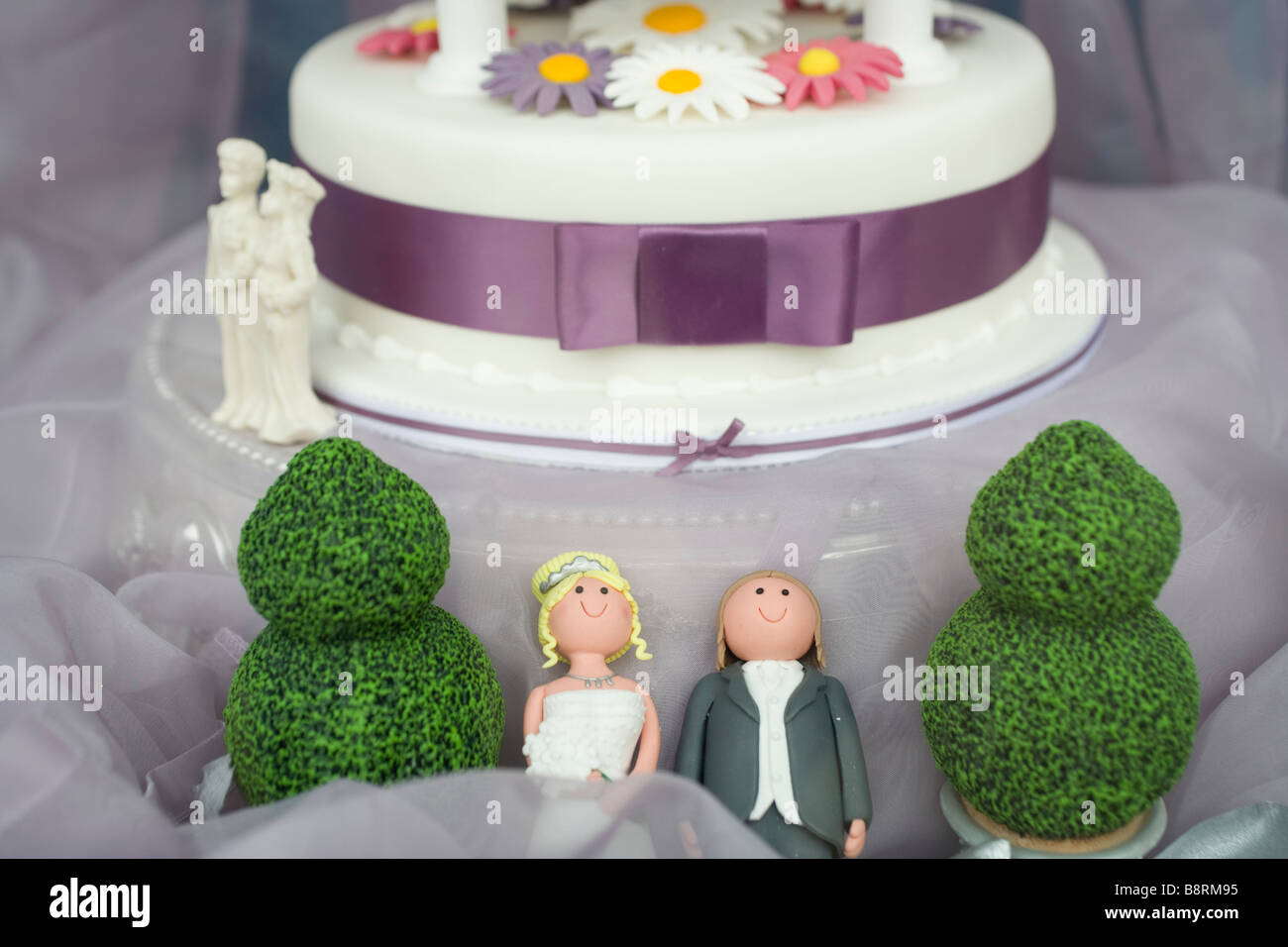 Gâteau de mariage avec petits personnages Banque D'Images