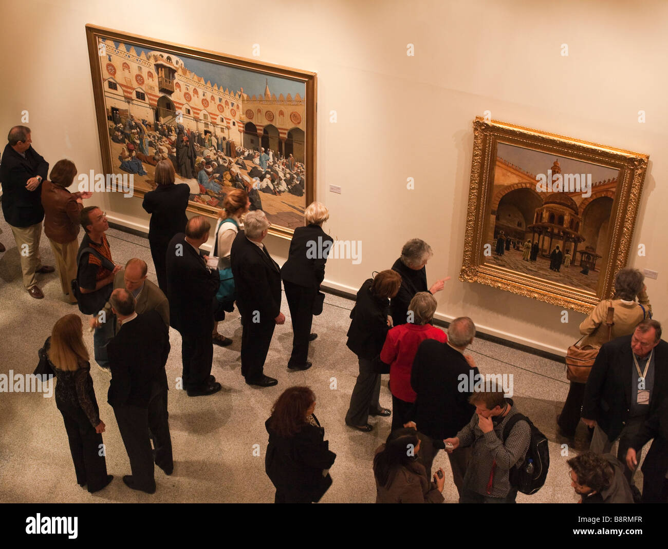 Les visiteurs à l'ouverture de l'exposition de peintures orientalistes à la galerie d'Art de Charjah Banque D'Images