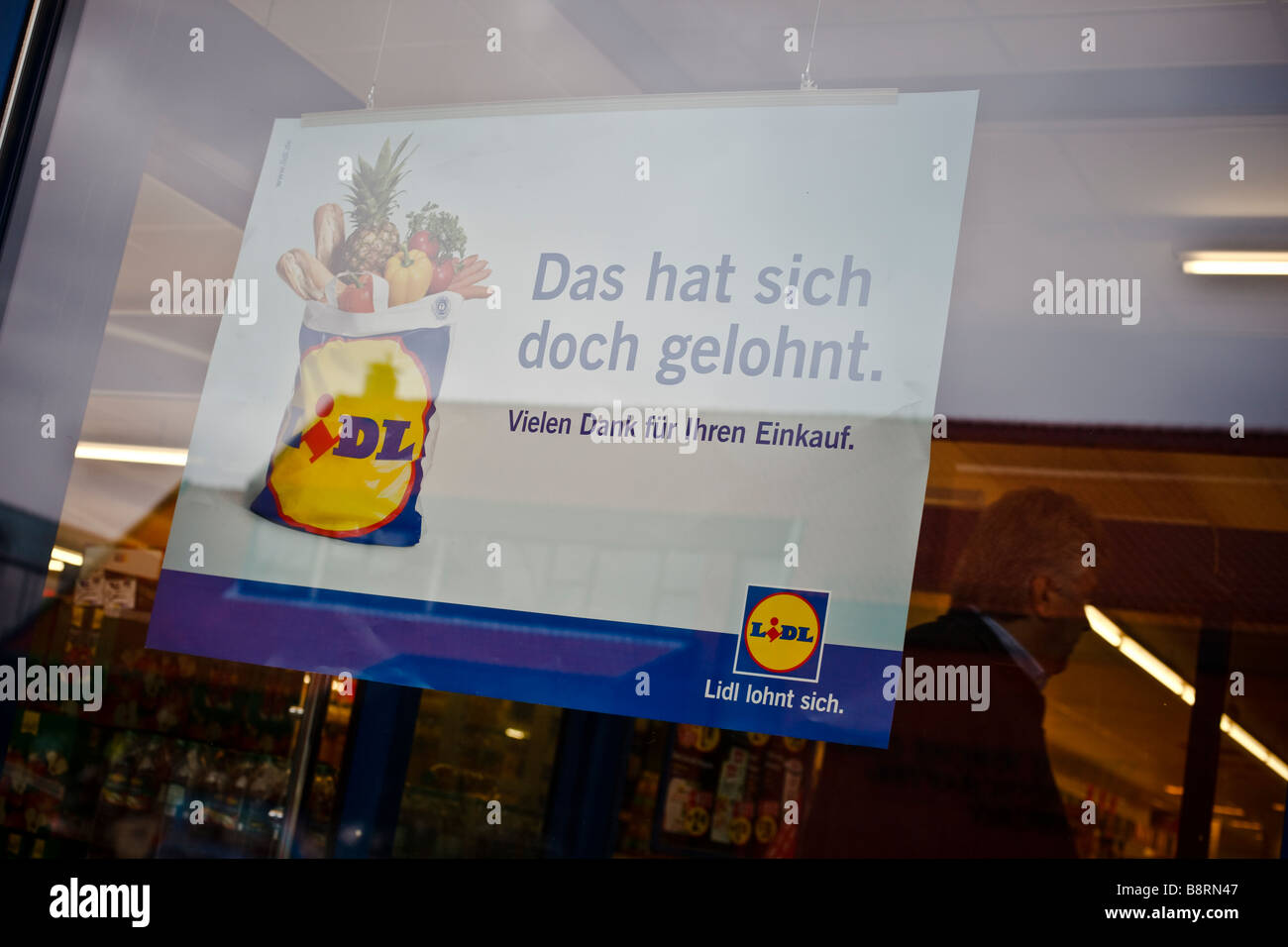 Annonce affiche en vitrine de magasin Lidl à Hambourg, Allemagne Banque D'Images