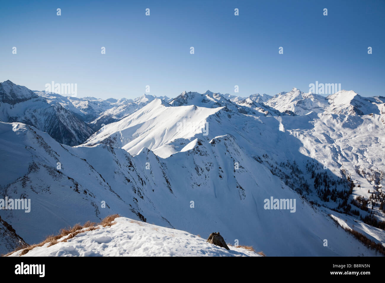 Alpes autrichiennes en parc national Hohe Tauern avec ses montagnes couvertes de neige de Schwarzwand sur la montagne en hiver. Rauris Autriche Europe Banque D'Images