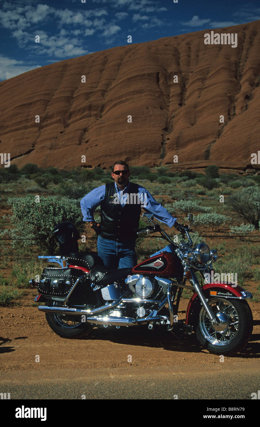 Une Harley Davidson Heritage Softail Classic avec son propriétaire à Uluru, Australie. Banque D'Images