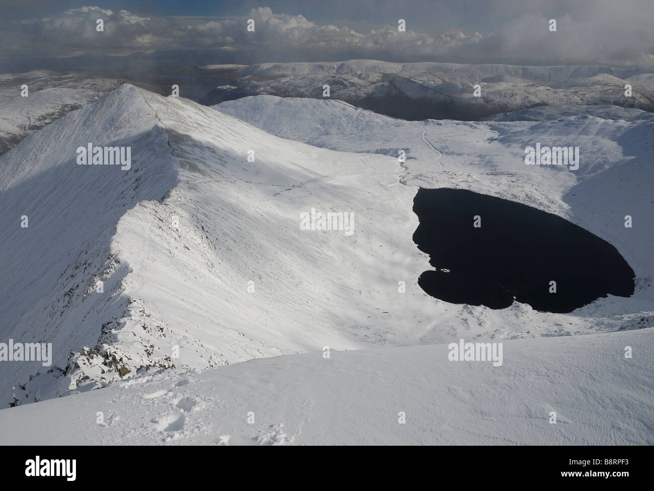 À la neige sur Swirral Edge et du Tarn en hiver, Helvellyn, Lake District Banque D'Images