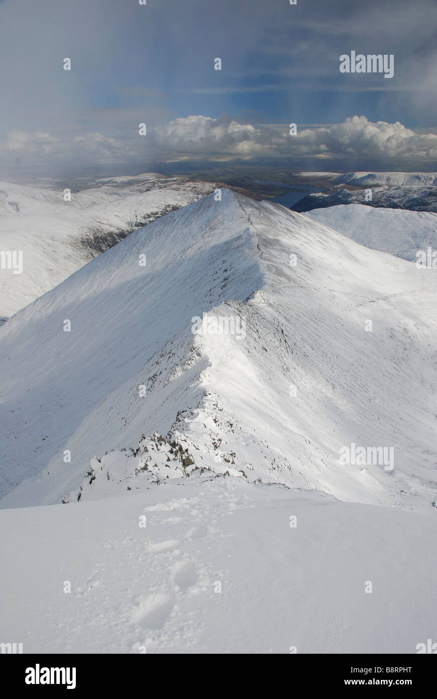 Sentier de l'empreinte dans la neige à la pointe vers le bas Swirral, Helvellyn, Lake District Banque D'Images