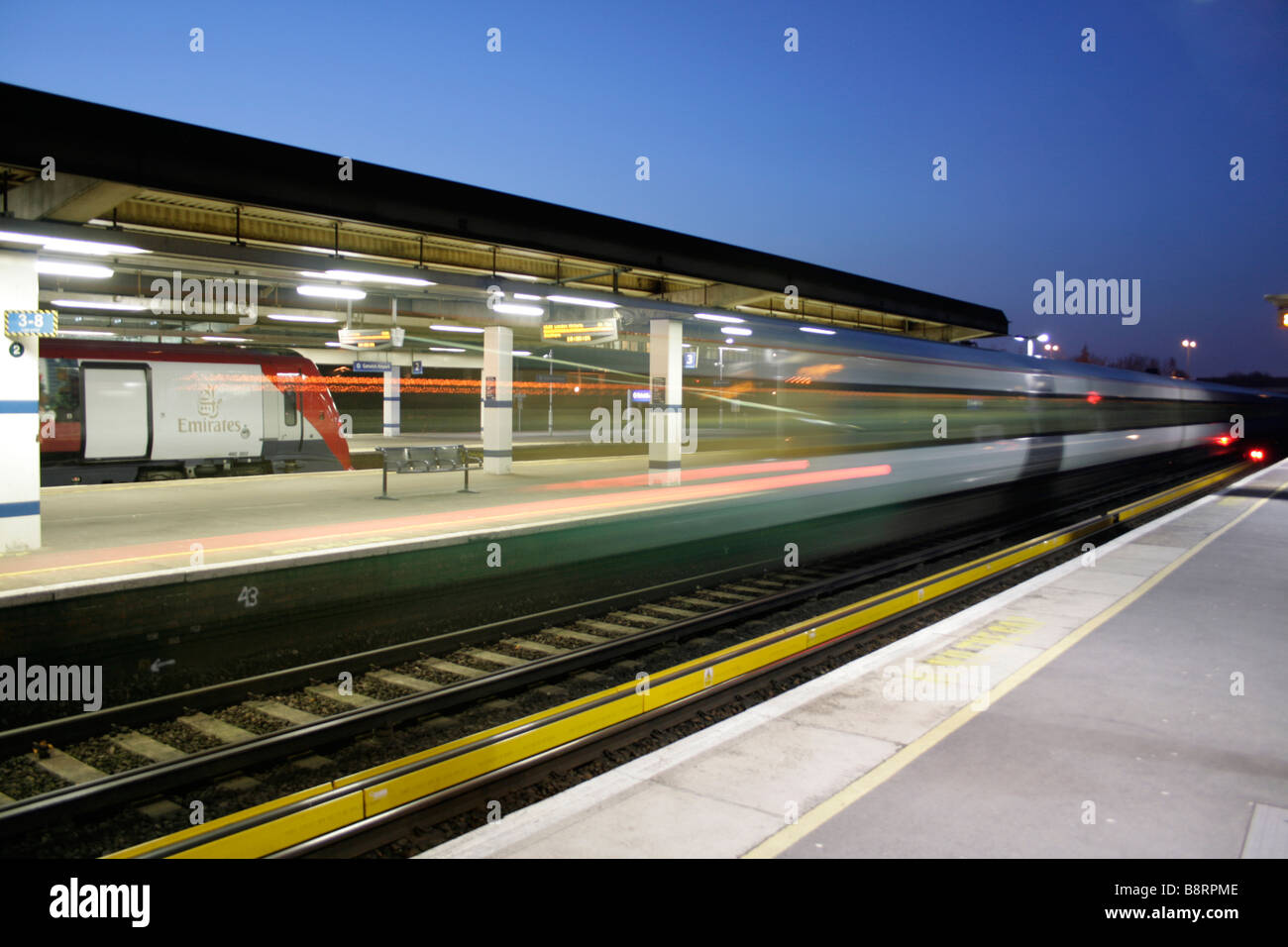 La gare de l'aéroport de Gatwick rapide flou locomotive rail crépuscule Banque D'Images