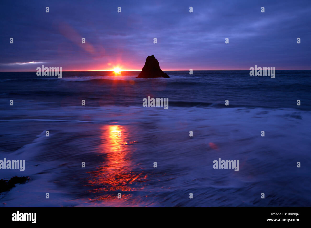 Coucher de soleil sur Black Rock,Widemouth Bay, Cornwall, Angleterre, Royaume-Uni. Banque D'Images