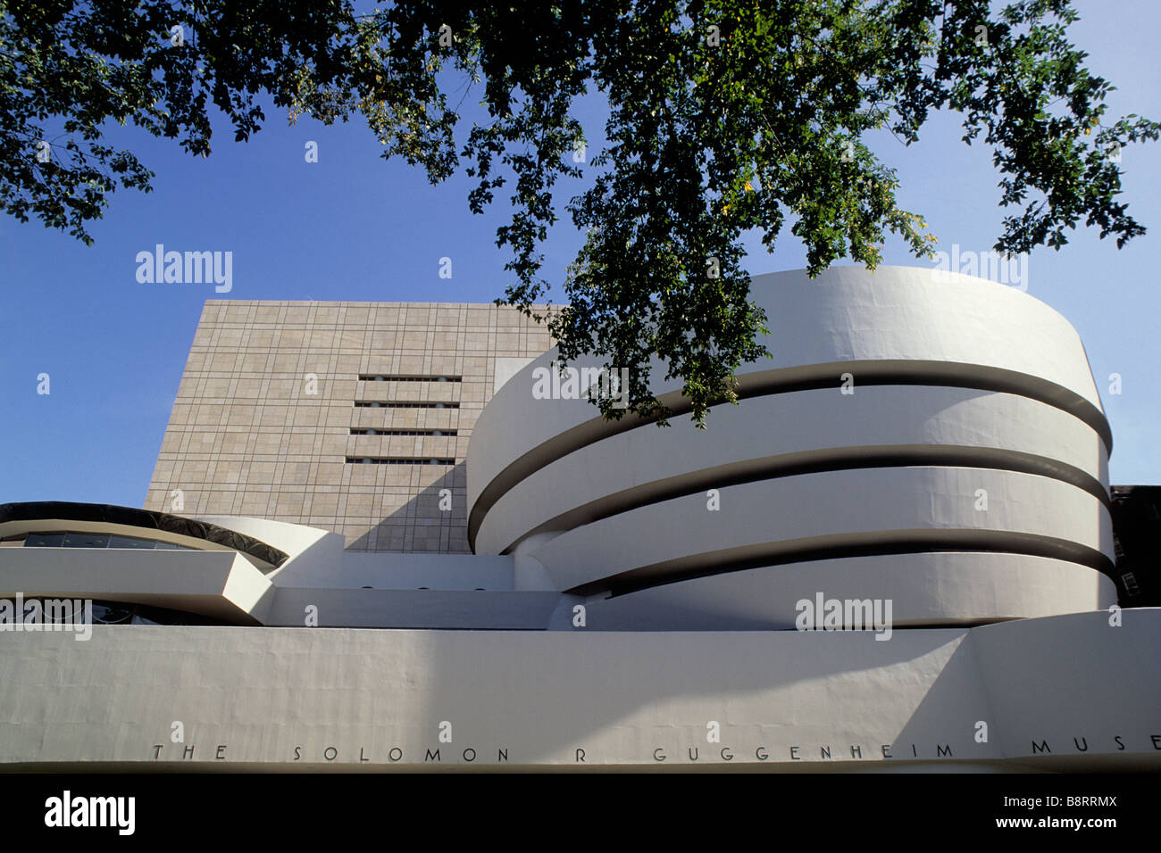 Extérieur du musée Guggenheim sur la Cinquième Avenue, New York. Frank Lloyd Wright architecte. Construction circulaire. Architecture brutaliste UNESCO USA Banque D'Images