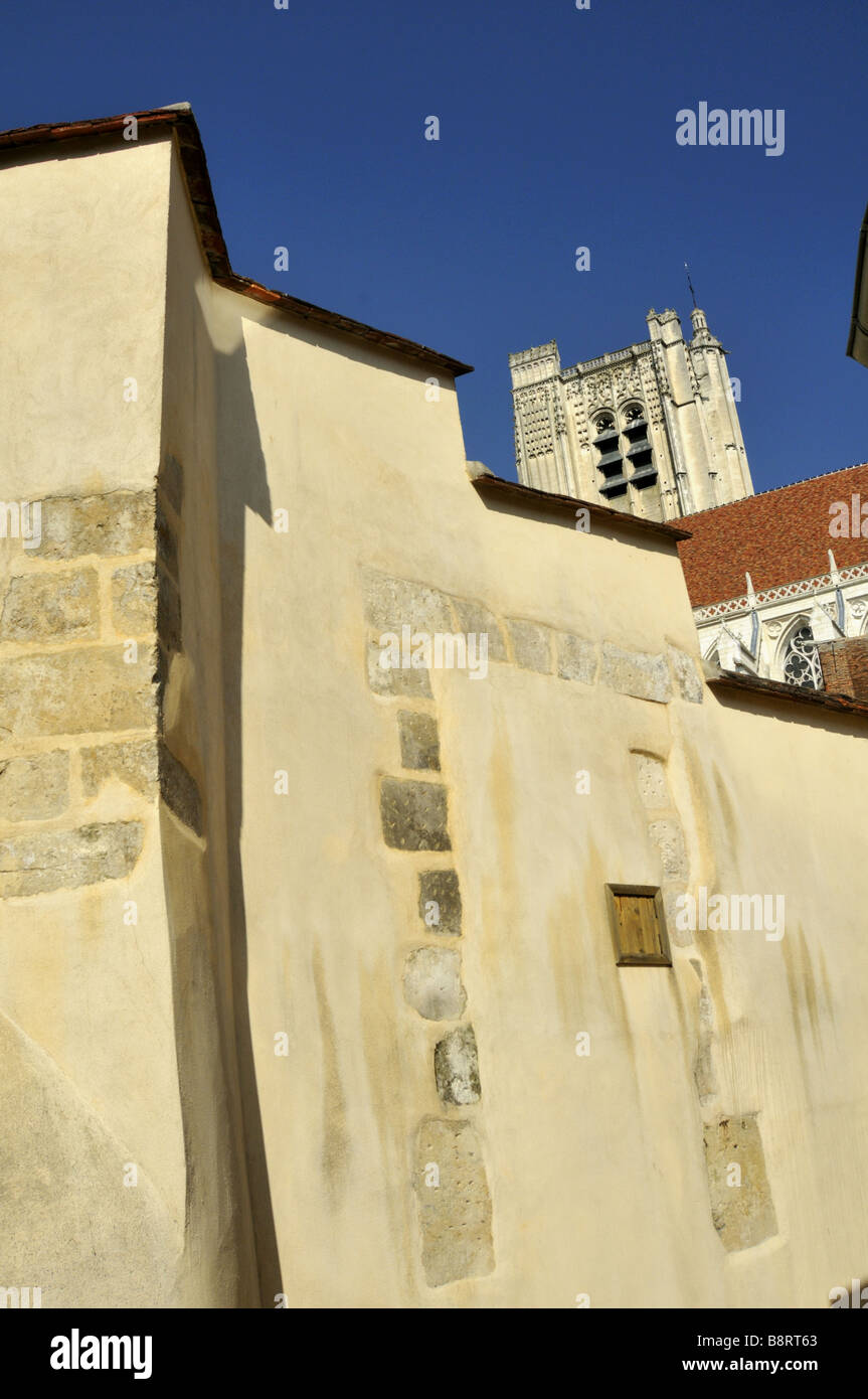 De vieux murs plâtrés surmontées de petites tuiles Auxerre France Banque D'Images