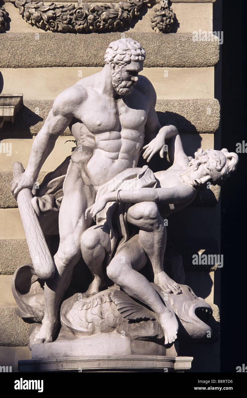 La sculpture baroque géant de Holding Baton & femme en détresse, de  Hofburg, Vienne, Autriche Photo Stock - Alamy