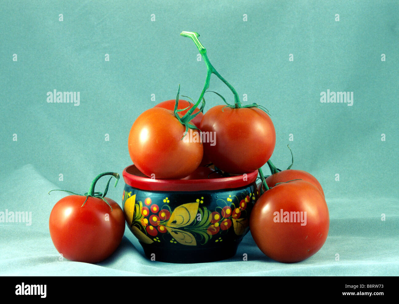 Les tomates en grappe rouge vase, l'imagerie artistique composition arrangement still life table top mis en place Banque D'Images