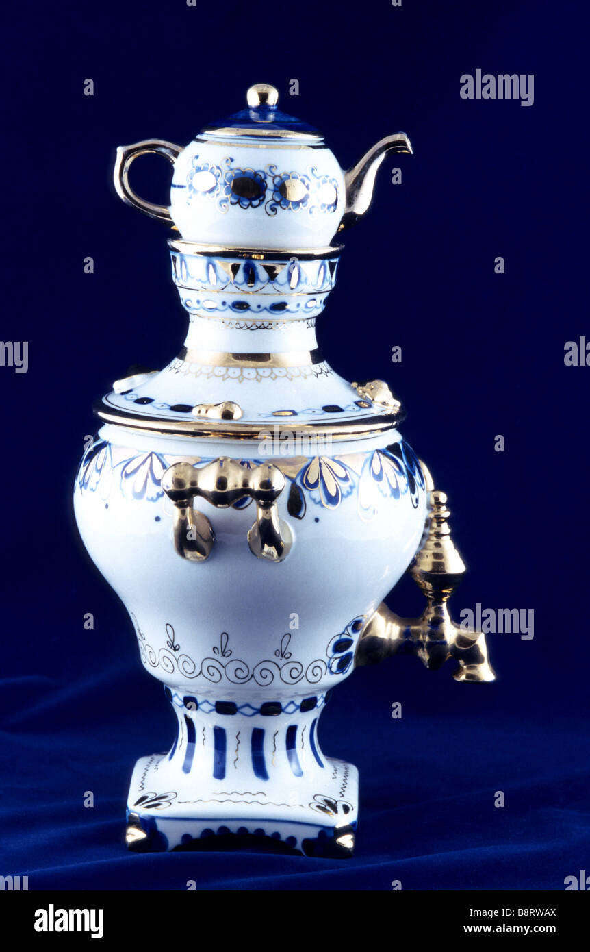 Samovar, or bleu gzel céramique' fabriqués russe culture russe l'imagerie artistique Banque D'Images