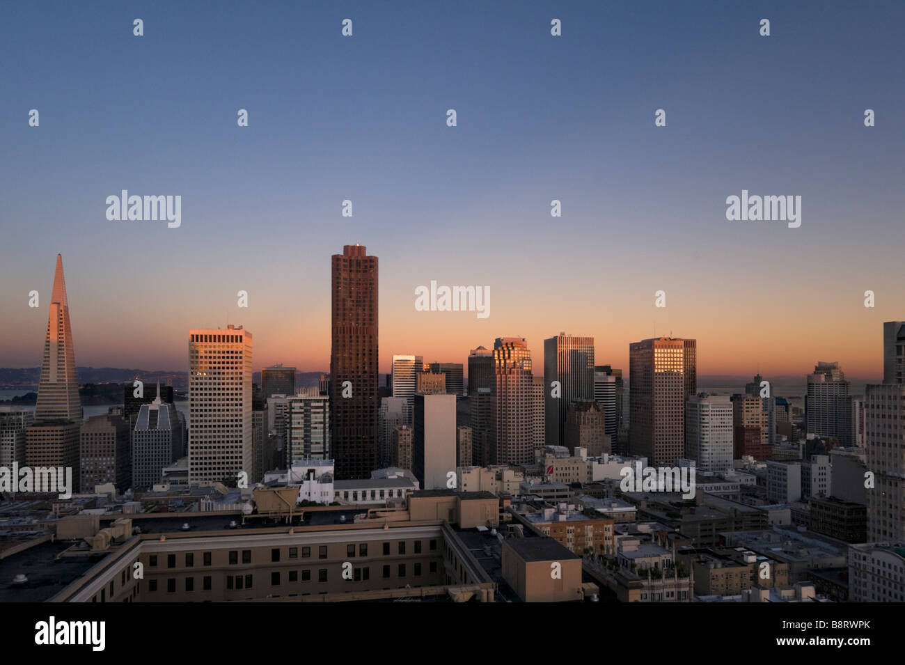 Le quartier financier du centre-ville au coucher du soleil de l'Interncontinental Hôtel Mark Hopkins, Nob Hill, San Francisco, Californie Banque D'Images