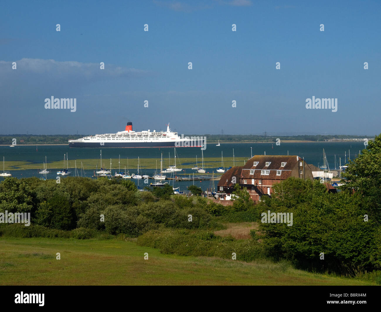 La Cunard Queen Elizabeth 2 Navigation sur Southampton Water et passant Ashlett Creek en fin d'après-midi le 25 juin 2008 Banque D'Images