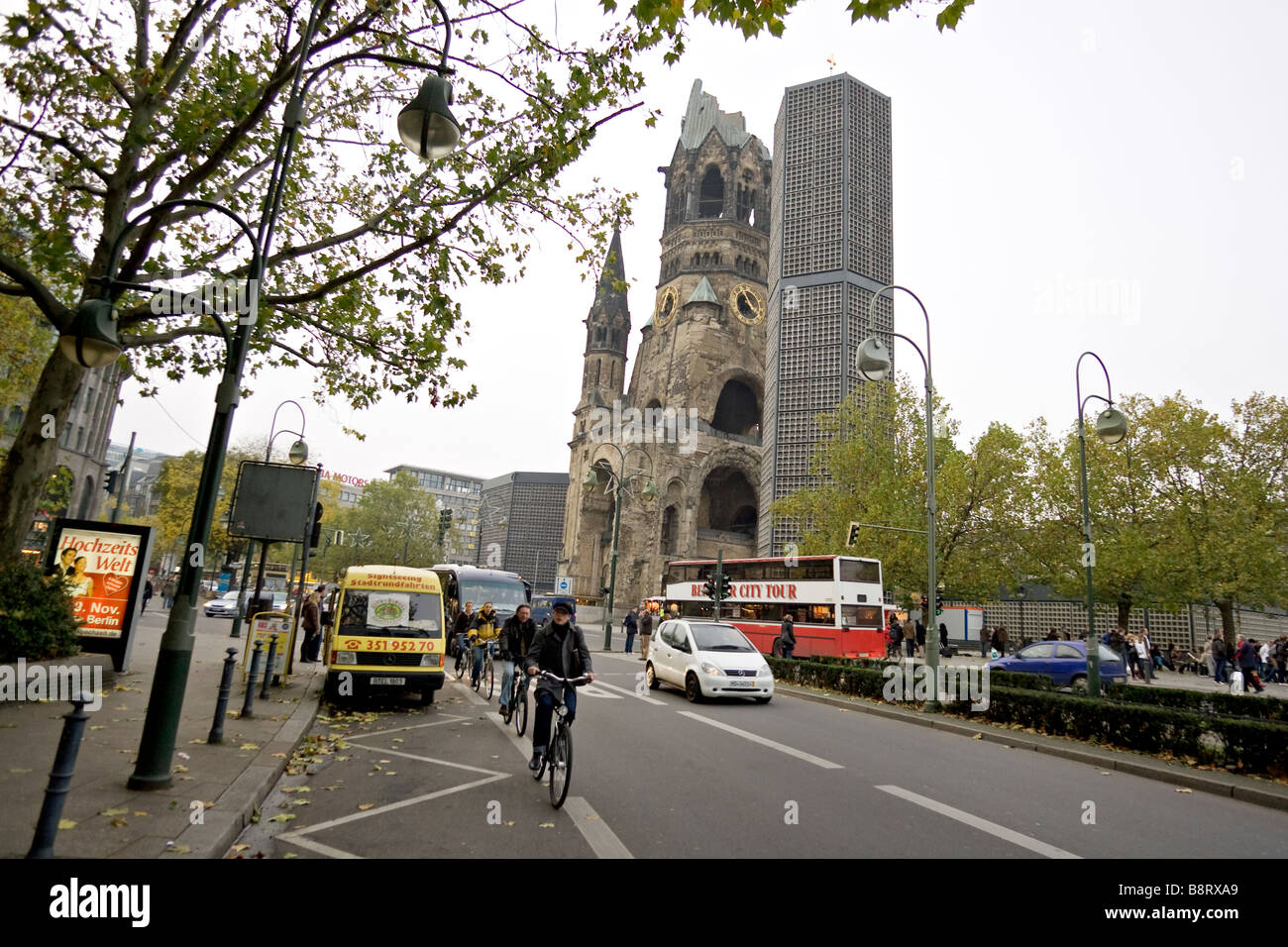 La Gedächtniskirche. L'Église du Souvenir Kaiser protestant William ( Kaiser-Wilhelm-Gedächtniskirche ) Kurfürstendamm, Berlin. Banque D'Images