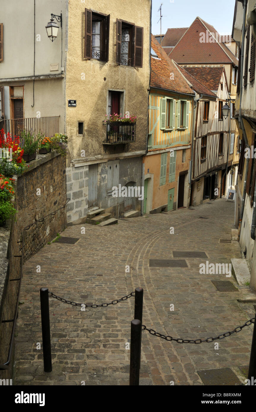 Rue Pavée étroite du centre-ville médiéval de Auxerre France Banque D'Images