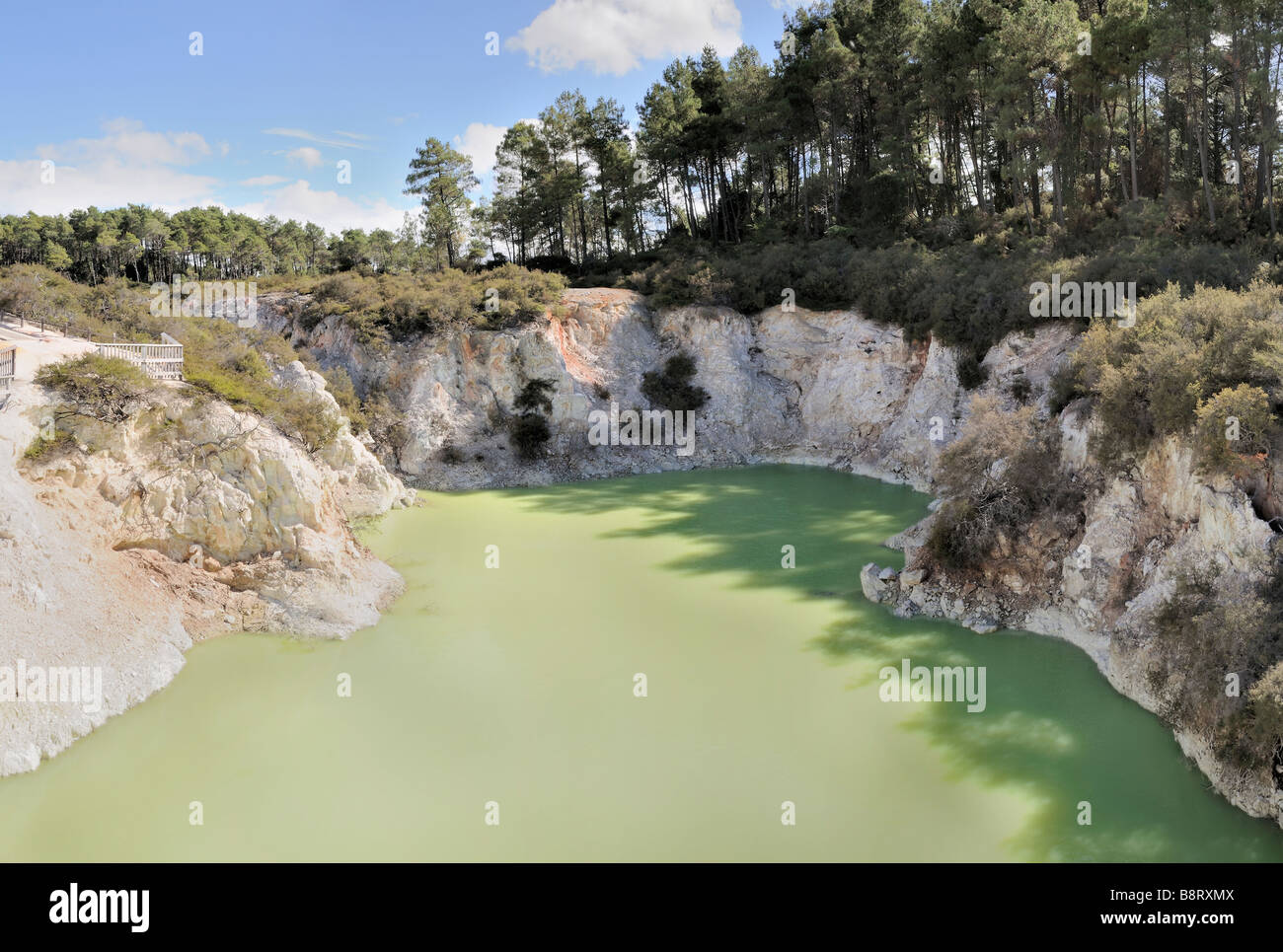 Une image panoramique fabriqués à partir de trois images verticales. Une piscine géothermique de Wai-O-Tapu Thermal Wonderland près de Rotorua Nouvelle Zélande. Banque D'Images