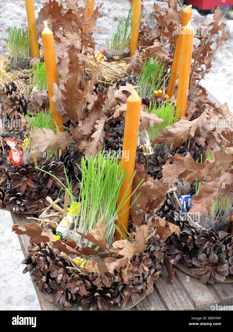 L'avent chrétien orthodoxe cônes de conifères couronne de rameaux de chêne avec des feuilles sèches et bougie Banque D'Images