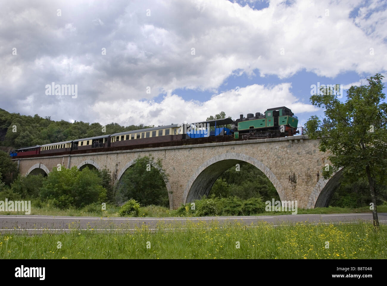 Moteur à vapeur, le train a vapeur des Cévennes, sur un pont de chemin de fer, France, Languedoc-Roussillon, Cvennes, Saint-Jean-du-Gard Banque D'Images