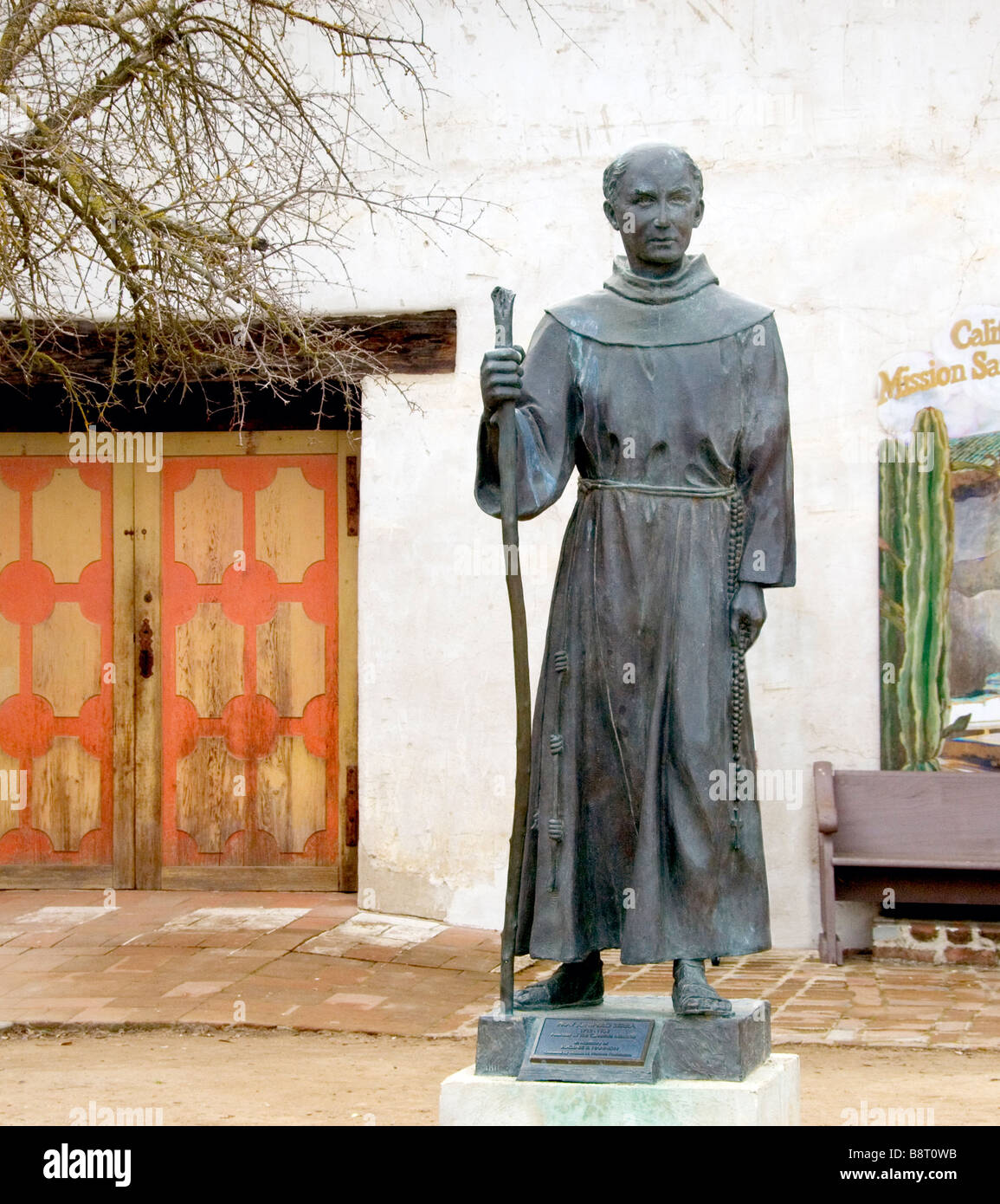 Une statue de Junipero Serra dans la Mission San Miguel Arcangel, CA Banque D'Images
