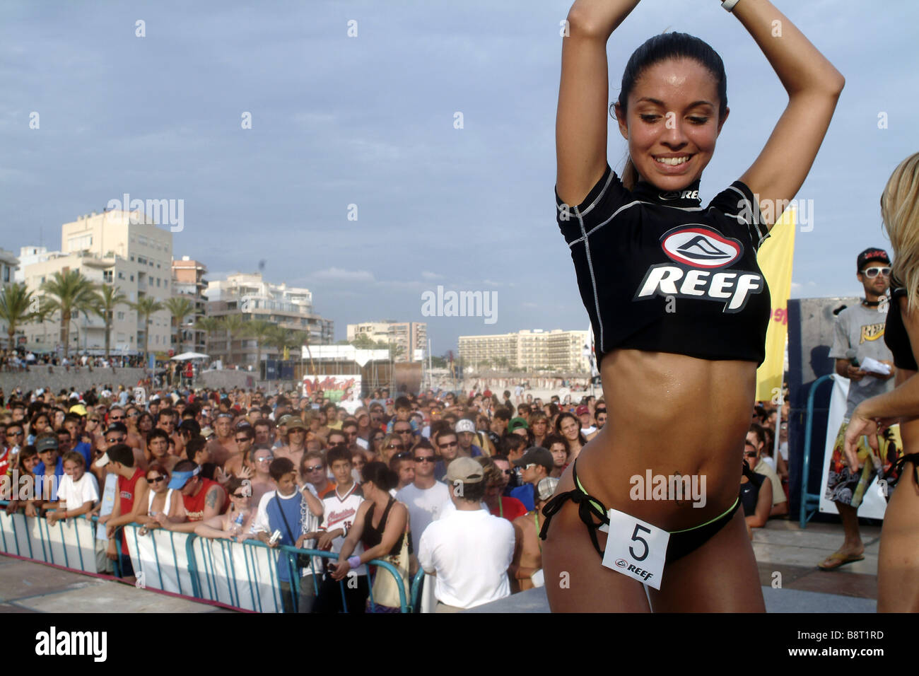 Participante attrayant de concours de beauté passe podium, Espagne, Baléares, Majorque Banque D'Images