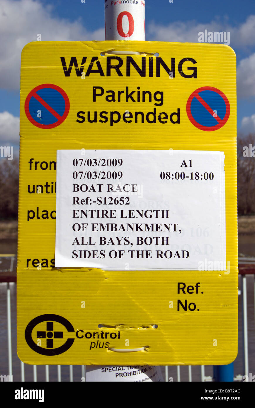 Avis d'avertissement de places de parking sur la suspension en raison de l'Embankment putney 2009 university boat race sur la tamise Banque D'Images