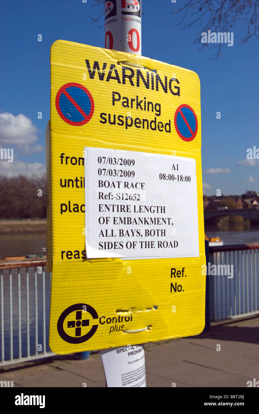 Avis d'avertissement de places de parking sur la suspension en raison de l'Embankment putney 2009 university boat race sur la tamise Banque D'Images