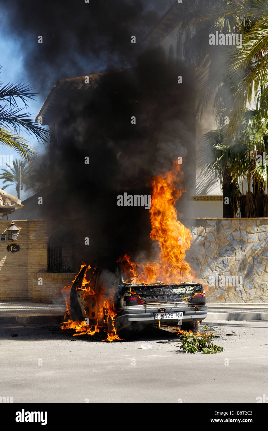 Un véhicule en feu dans la rue. Banque D'Images