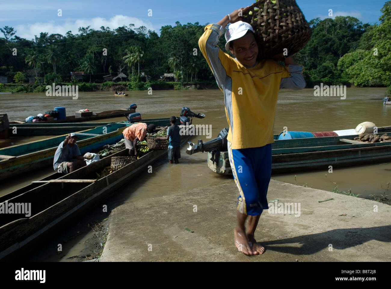 Désactiver chargement de bananes de canoë sur la rivière Chucunaque Darien Banque D'Images