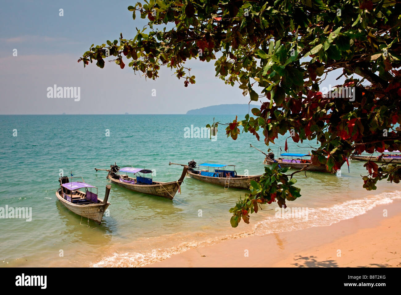 Ao Nang Beach : Bateaux à longue queue Banque D'Images