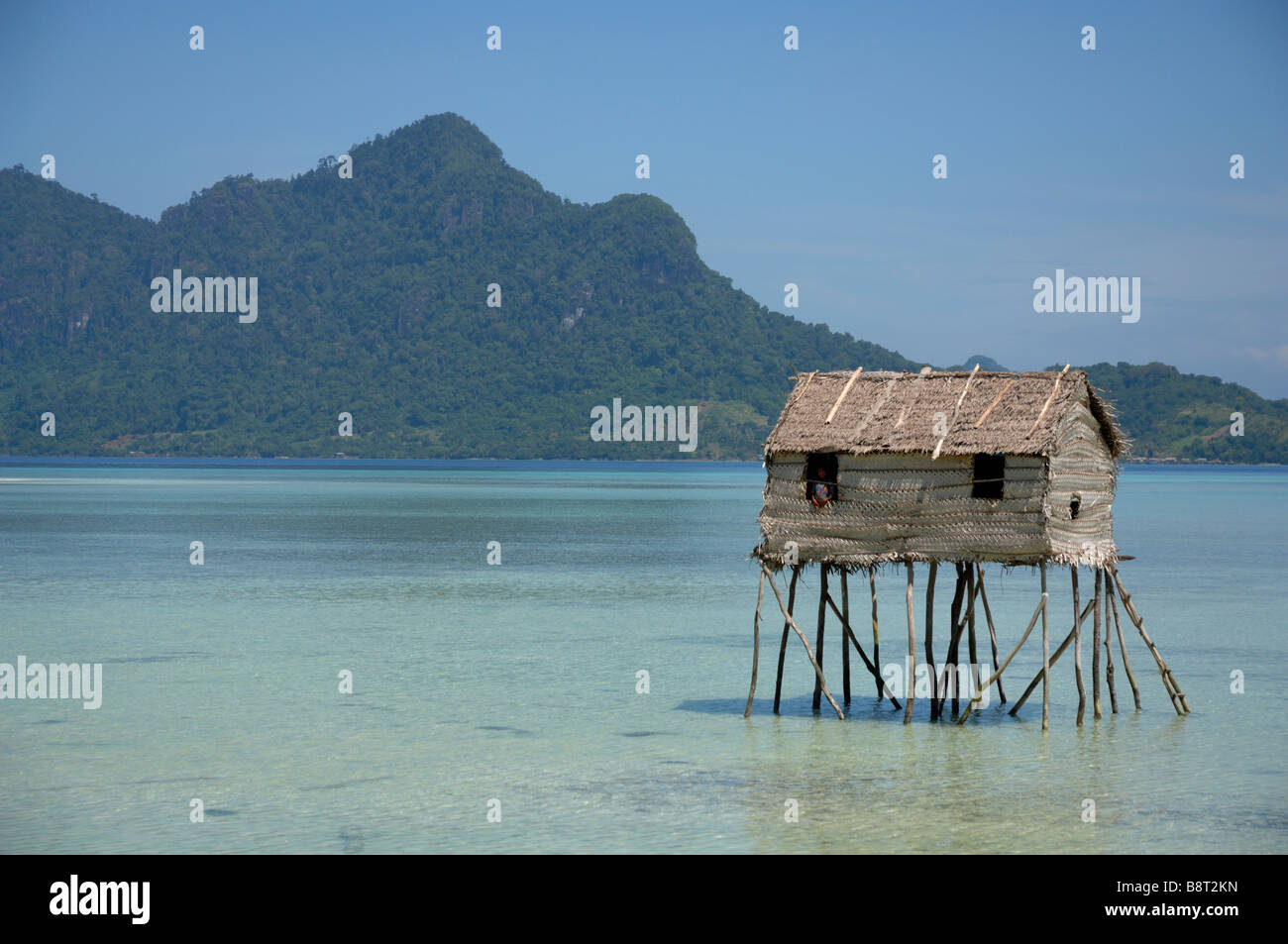 Bajau Laut maison construite sur pilotis dans la lagune Pulau Maiga Semporna mer de Sulu Malaisie Asie du sud-est Banque D'Images