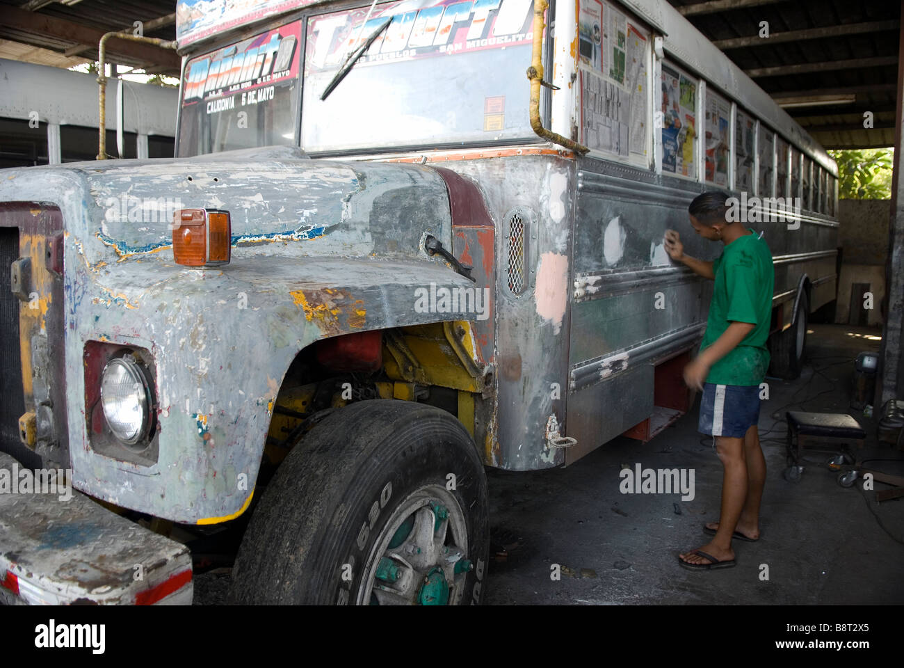 L'un des autobus du Panama Diablo Rojo en rénovation Banque D'Images