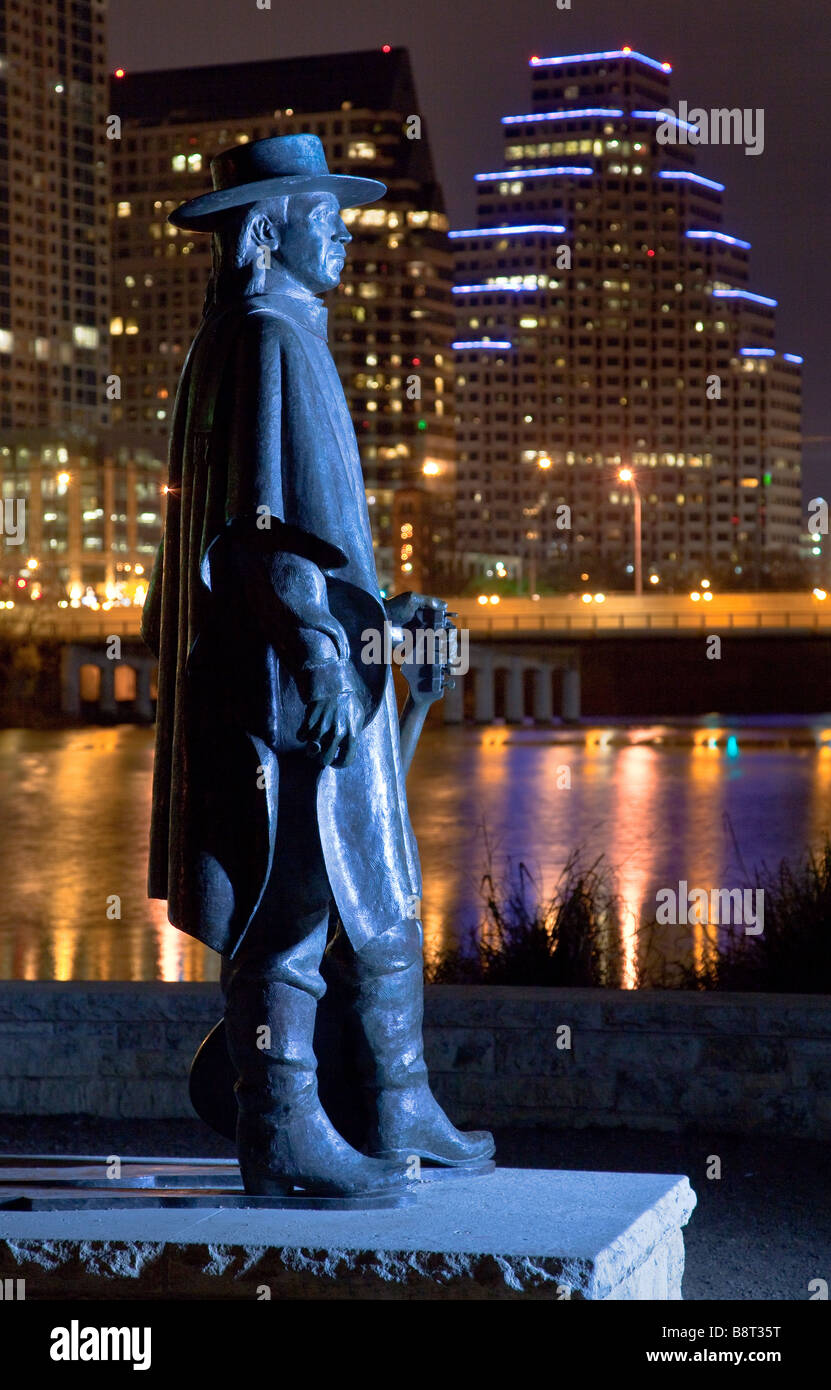 Une statue de bronze Stevie Ray Vaughn donne sur le centre-ville d'Austin dans la nuit Banque D'Images