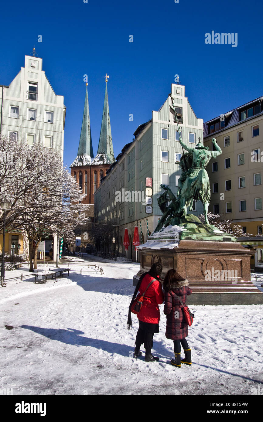 Nicolaiviertel en hiver , St Georg dragon statue, Nikolai church, neige, Berlin , Allemagne Banque D'Images