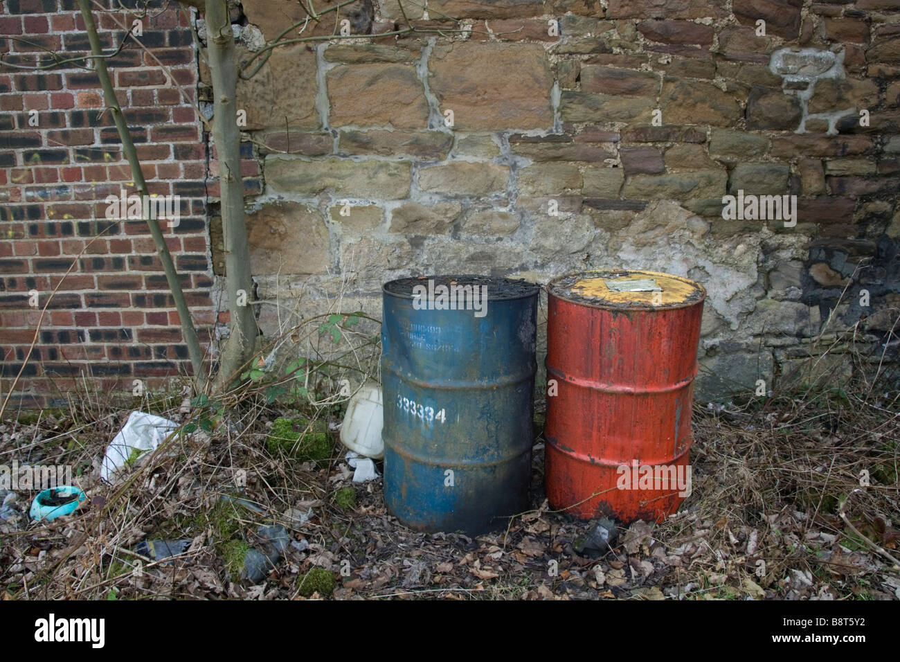 Des barils de pétrole à l'extérieur une ancienne dépendance agricole, Backworth, Tyne et Wear. UK Banque D'Images