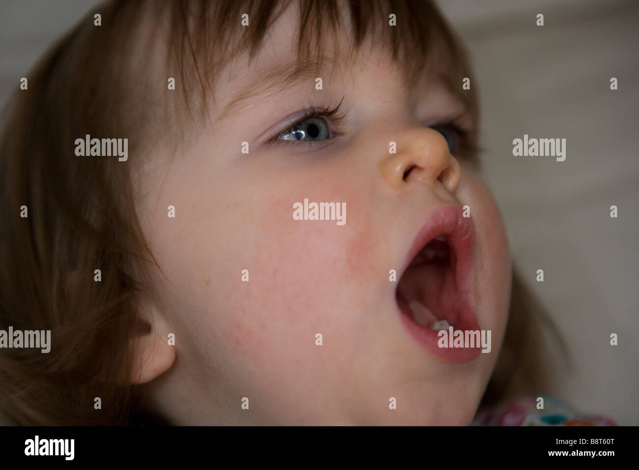 enfant-avec-la-bouche-ouverte-banque-de-photographies-et-d-images