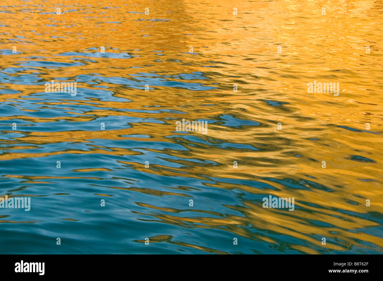 Le lac supérieur des Grands Lacs des reflets de couleur sur la surface de l'eau Banque D'Images