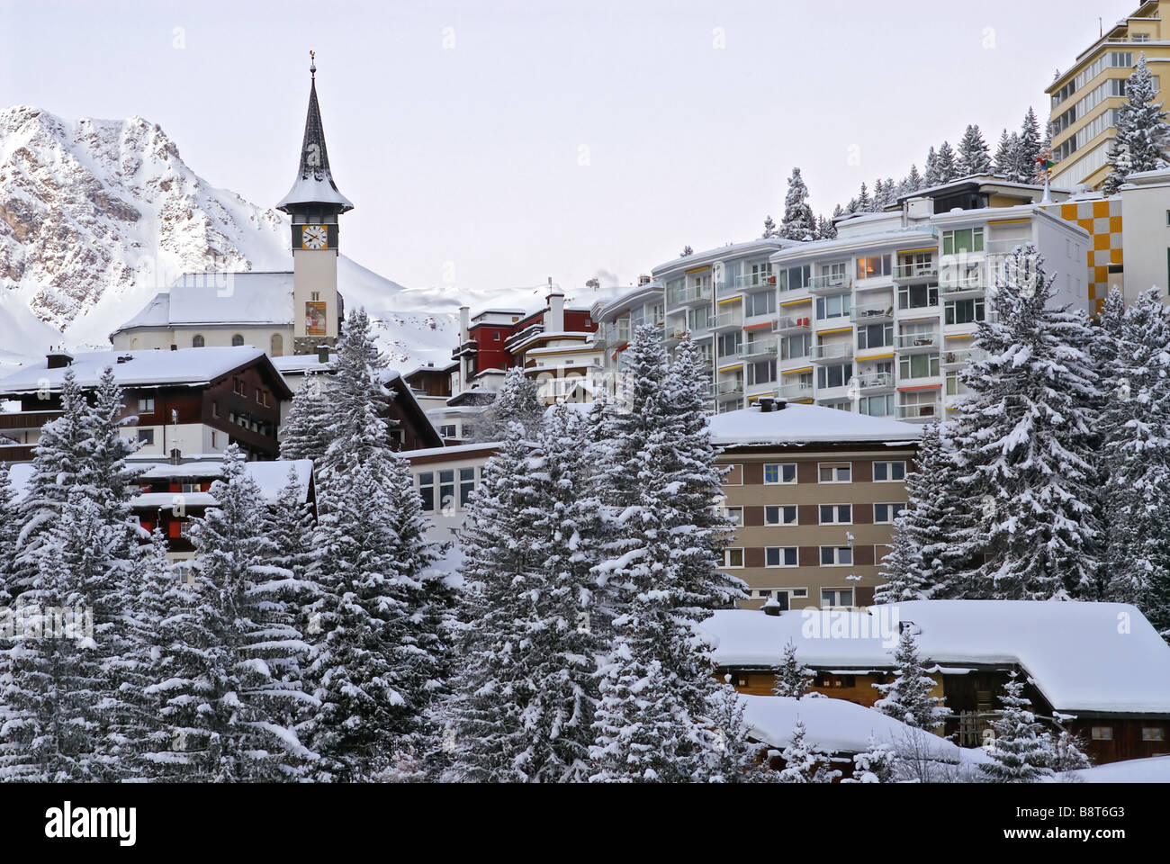 Petit village de montagne d'une station de ski d'Arosa en Suisse, la Suisse, l'Arosa Banque D'Images