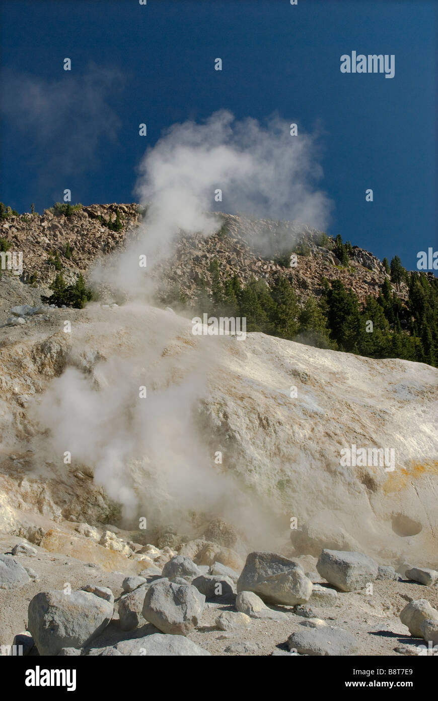 Les fumerolles évents à vapeur à Bumpass Hell salon dans Lassen Volcanic National Park California USA Banque D'Images