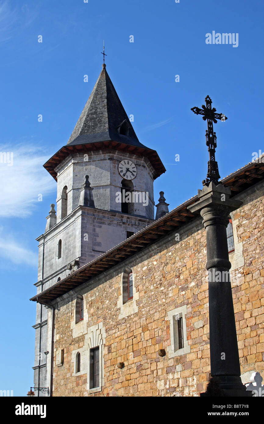 L'église, d'Ainhoa, dans le Pays Basque de France. Banque D'Images