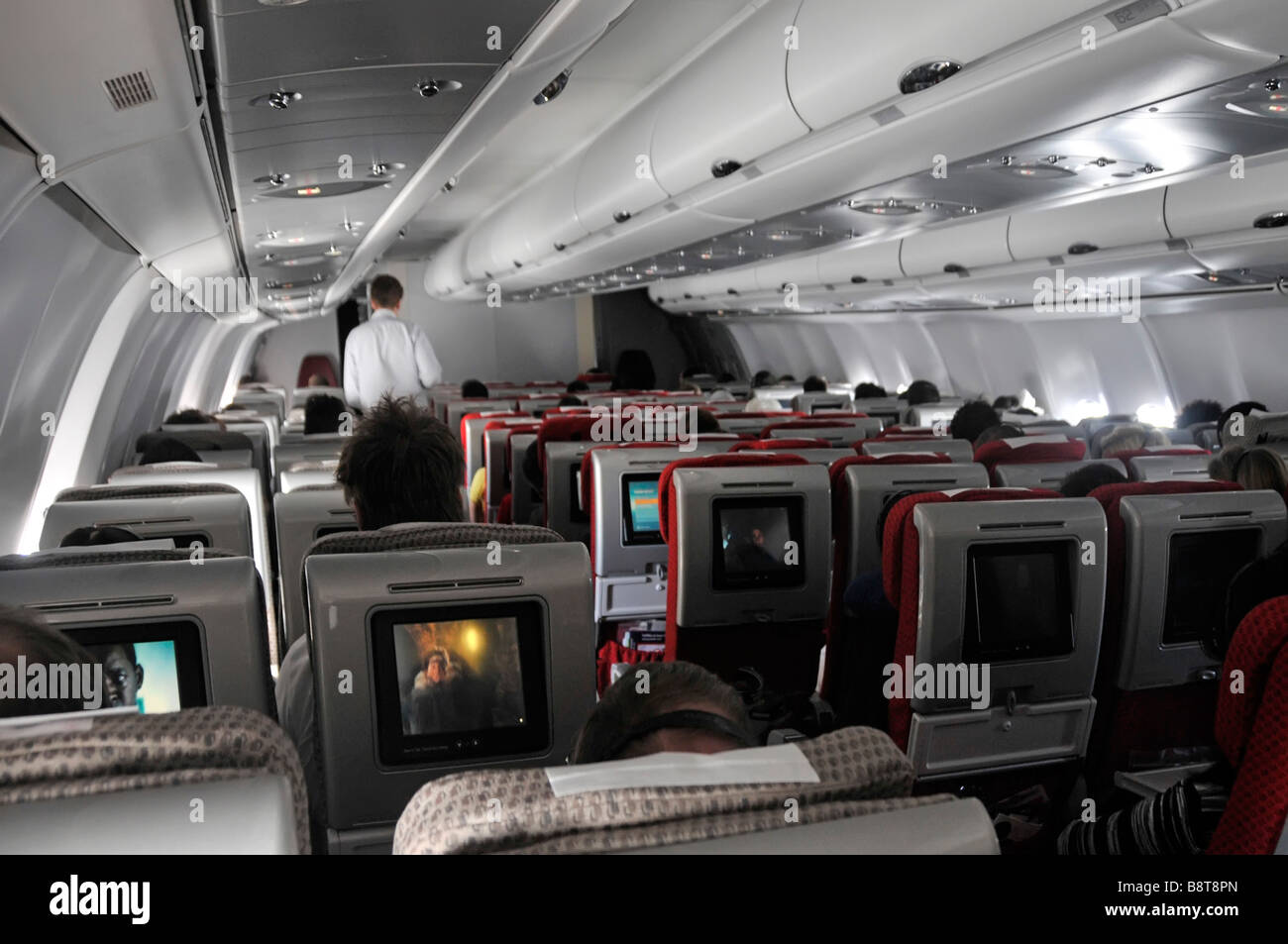 Voyage en avion intérieur Virgin Atlantic Airbus avion avion cabine passagers à bord de l'écran de cinéma de divertissement de télévision à l'arrière des sièges Banque D'Images