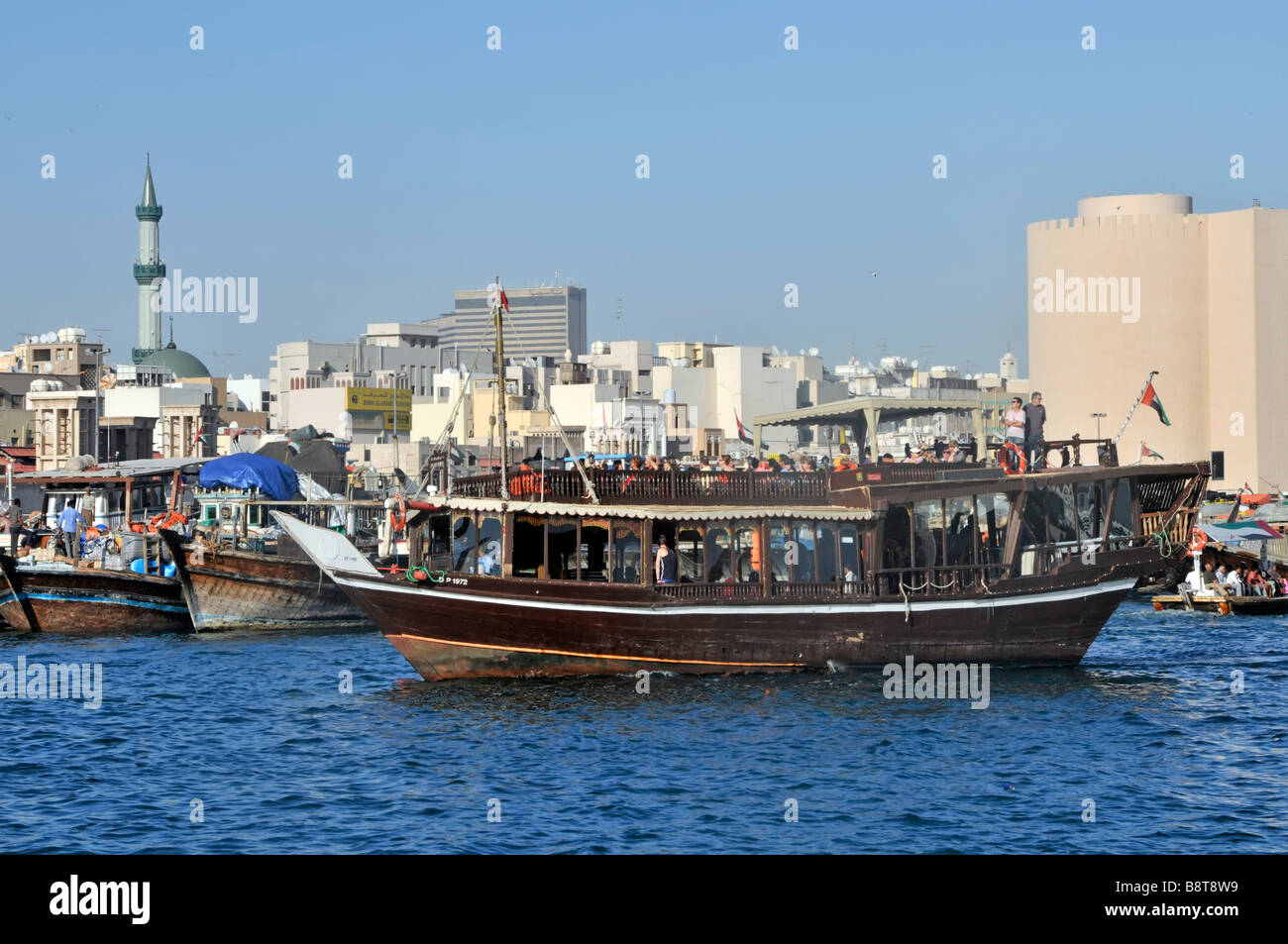 Dubai Creek près d'Abras-taxis et les passagers comprend plus partie du secteur riverain et minaret de la mosquée Banque D'Images