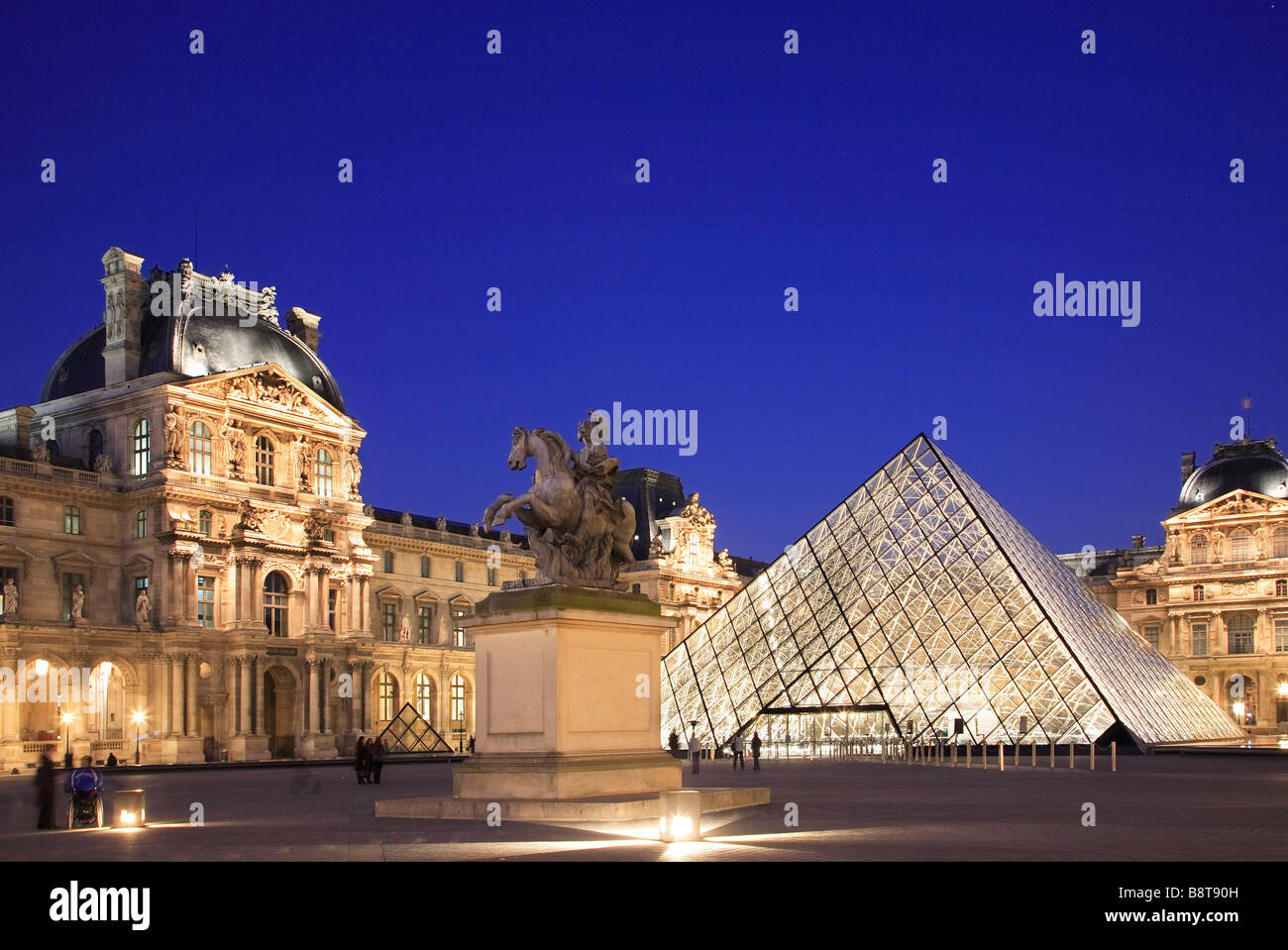 Musée du Louvre à Paris de nuit Banque D'Images