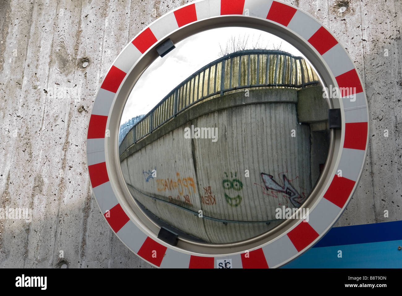 Miroir convexe à sortie de route piétonne Banque D'Images