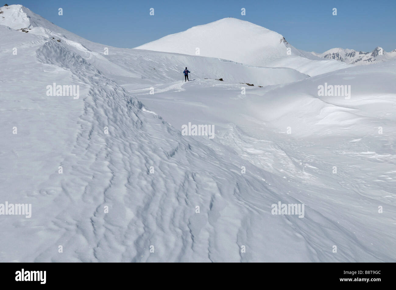 La raquette sur la crête du sommet du mont Petoumier Mercantour, Alpes, France Banque D'Images