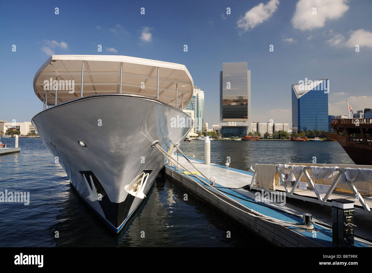 Yacht à la Crique de Dubaï, Émirats Arabes Unis Banque D'Images